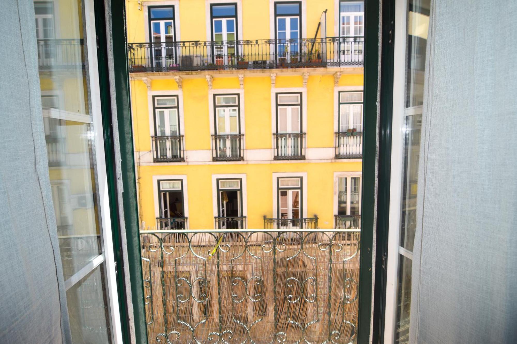 Shared Apartment With Bright Private Patio In Lisboa Exterior photo