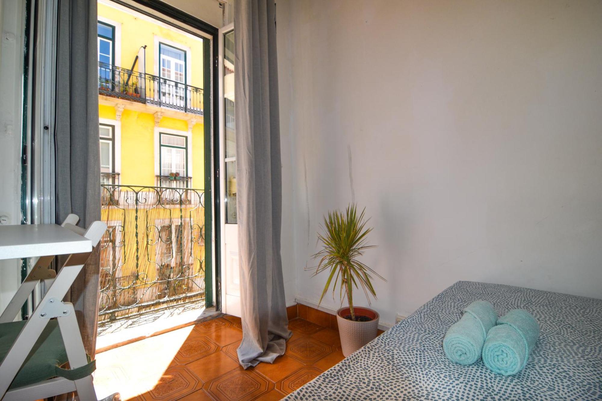Shared Apartment With Bright Private Patio In Lisboa Exterior photo